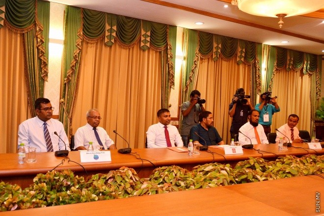 މާޗް 3، 2016: ސަރުކާރުން ސިޔާސީ ޕާޓީތަކާ އެކު ބާއްވާ މަޝްވަރާތަކުގެ ފުރަތަމަ ބައްދަލުވުމުގެ ތެރެއިން -- ސަން ފޮޓޯ/ ފަޔާޒު މޫސާ