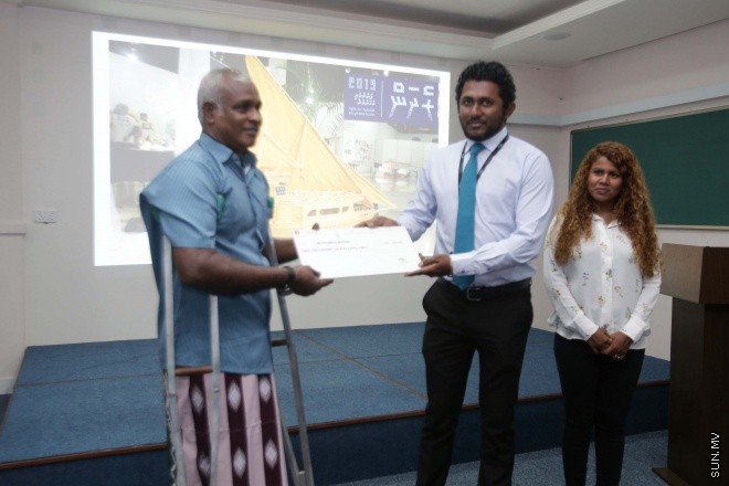 މާޗް 6، 2016: "ރެދަން 2015 &ndash; ފަންނުވެރި އަހަރެމެން"ގެ އެންމެ ގިނަ ވޯޓު ލިބުނު ފަރާތަށް އިނާމް ހަވާލުކުރުމަށް ބޭއްވި ހަފްލާގެ ތެރެއިން -- ސަން ފޮޓޯ: ފަޔާޒް މޫސާ