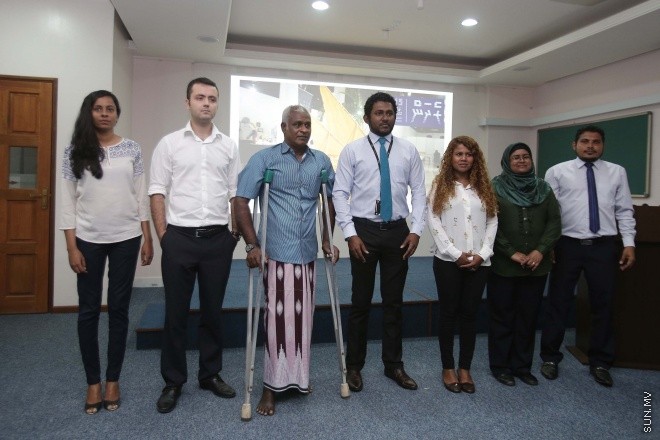 މާޗް 6، 2016: "ރެދަން 2015 &ndash; ފަންނުވެރި އަހަރެމެން"ގެ އެންމެ ގިނަ ވޯޓު ލިބުނު ފަރާތަށް އިނާމް ހަވާލުކުރުމަށް ބޭއްވި ހަފްލާގެ ތެރެއިން -- ސަން ފޮޓޯ: ފަޔާޒް މޫސާ
