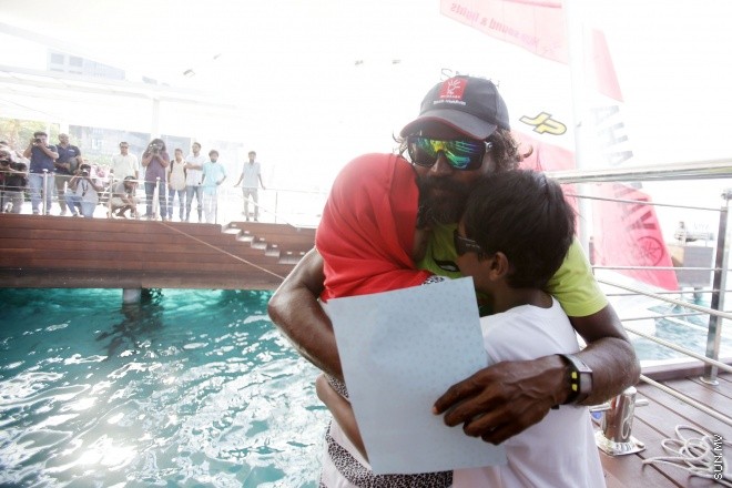 8 މާޗް 2016: މުޅި ރާއްޖެ ވަށައި 'ބުރު ޖެހުމަށް' އަބްދުލްގަފޫރު އަލީ (ގައްބެ) ފެށި ދަތުރު ކާމިޔާބު ކަމާއެކު ނިންމާލުމަށްފަހު މާލެ އައުން: މިއަހަރުގެ ޖެނުއަރީ 31ގައި މާލެ ފަޅުން ނުކުމެގެން ފެށި ދަތުރު ނިންމާލީ 38 ދުވަހުން މުޅި ރާއްޖެ ވަށައި ބުރެއް ހަމަކުރުމަށްފަހު-- ސަން ފޮޓޯ/ ފަޔާޒު މުސާ