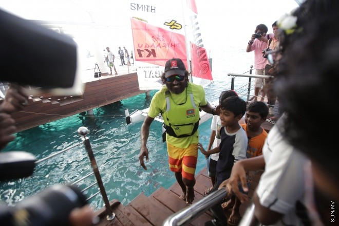 8 މާޗް 2016: މުޅި ރާއްޖެ ވަށައި 'ބުރު ޖެހުމަށް' އަބްދުލްގަފޫރު އަލީ (ގައްބެ) ފެށި ދަތުރު ކާމިޔާބު ކަމާއެކު ނިންމާލުމަށްފަހު މާލެ އައުން: މިއަހަރުގެ ޖެނުއަރީ 31ގައި މާލެ ފަޅުން ނުކުމެގެން ފެށި ދަތުރު ނިންމާލީ 38 ދުވަހުން މުޅި ރާއްޖެ ވަށައި ބުރެއް ހަމަކުރުމަށްފަހު-- ސަން ފޮޓޯ/ ފަޔާޒު މުސާ