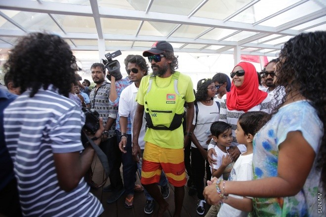 މާޗް 8، 2016: ރާއްޖެ ވަށައި ބުރު ޖެހުމަށް އަބްދުލްގަފޫރު އަލީ (ގައްބެ) ކުރި ދަތުރު ކާމިޔާބުކަމާއެކު ނިންމާލުމަށްފަހު، އެނބުރި މާލެ އައުން-- ސަން ފޮޓޯ/ ފަޔާޒު މުސާ