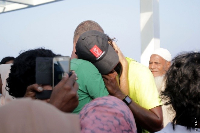 މާޗް 8، 2016: ރާއްޖެ ވަށައި ބުރު ޖެހުމަށް އަބްދުލްގަފޫރު އަލީ (ގައްބެ) ކުރި ދަތުރު ކާމިޔާބުކަމާއެކު ނިންމާލުމަށްފަހު، އެނބުރި މާލެ އައުން-- ސަން ފޮޓޯ/ ފަޔާޒު މުސާ