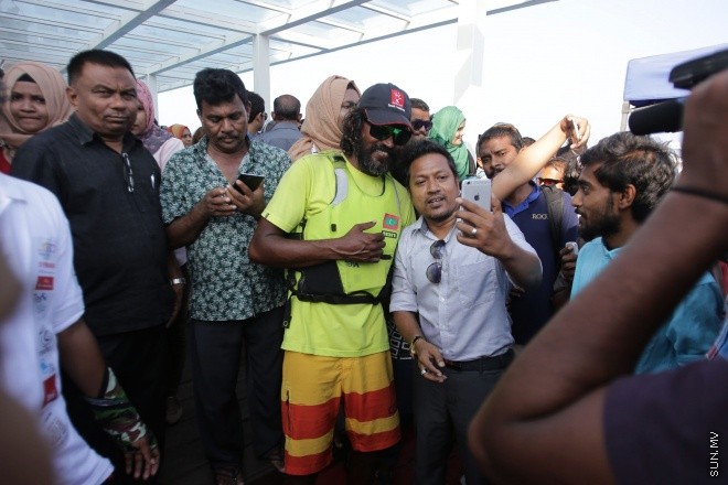 މާޗް 8، 2016: ރާއްޖެ ވަށައި ބުރު ޖެހުމަށް އަބްދުލްގަފޫރު އަލީ (ގައްބެ) ކުރި ދަތުރު ކާމިޔާބުކަމާއެކު ނިންމާލުމަށްފަހު، އެނބުރި މާލެ އައުން-- ސަން ފޮޓޯ/ ފަޔާޒު މުސާ