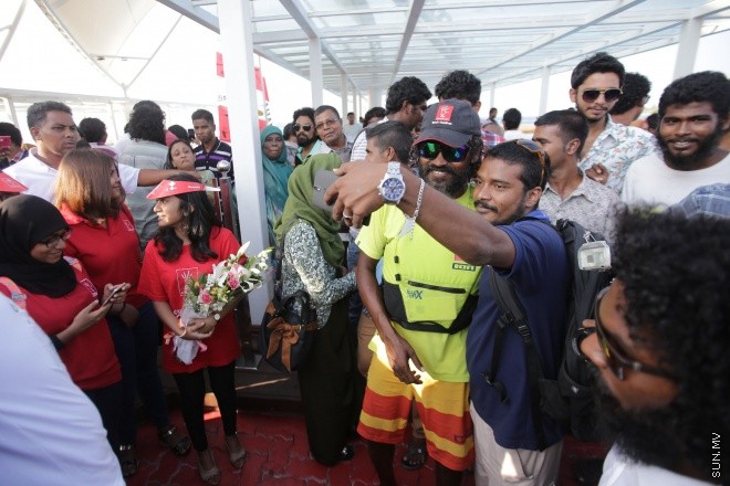 މާޗް 8، 2016: ރާއްޖެ ވަށައި ބުރު ޖެހުމަށް އަބްދުލްގަފޫރު އަލީ (ގައްބެ) ކުރި ދަތުރު ކާމިޔާބުކަމާއެކު ނިންމާލުމަށްފަހު، އެނބުރި މާލެ އައުން-- ސަން ފޮޓޯ/ ފަޔާޒު މުސާ