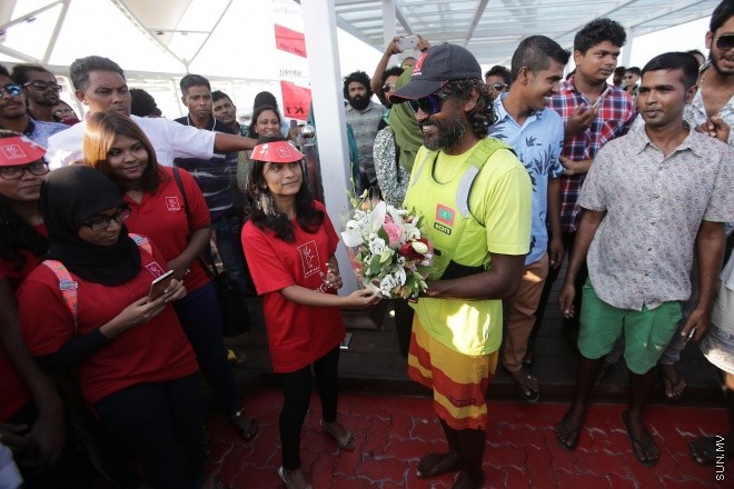 މާޗް 8، 2016: ރާއްޖެ ވަށައި ބުރު ޖެހުމަށް އަބްދުލްގަފޫރު އަލީ (ގައްބެ) ކުރި ދަތުރު ކާމިޔާބުކަމާއެކު ނިންމާލުމަށްފަހު، އެނބުރި މާލެ އައުން-- ސަން ފޮޓޯ/ ފަޔާޒު މުސާ