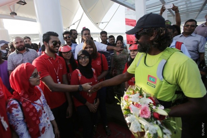 މާޗް 8، 2016: ރާއްޖެ ވަށައި ބުރު ޖެހުމަށް އަބްދުލްގަފޫރު އަލީ (ގައްބެ) ކުރި ދަތުރު ކާމިޔާބުކަމާއެކު ނިންމާލުމަށްފަހު، އެނބުރި މާލެ އައުން-- ސަން ފޮޓޯ/ ފަޔާޒު މުސާ