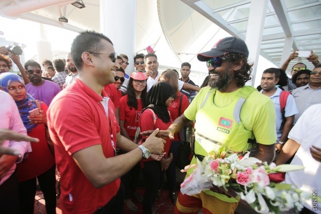 މާޗް 8، 2016: ރާއްޖެ ވަށައި ބުރު ޖެހުމަށް އަބްދުލްގަފޫރު އަލީ (ގައްބެ) ކުރި ދަތުރު ކާމިޔާބުކަމާއެކު ނިންމާލުމަށްފަހު، އެނބުރި މާލެ އައުން-- ސަން ފޮޓޯ/ ފަޔާޒު މުސާ