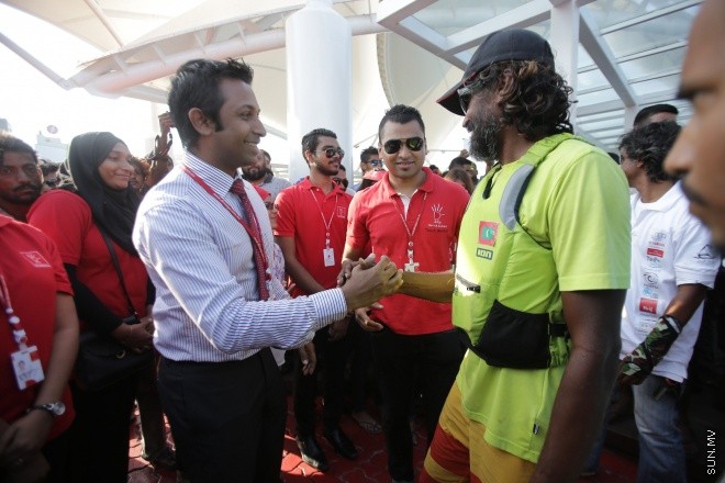 މާޗް 8، 2016: ރާއްޖެ ވަށައި ބުރު ޖެހުމަށް އަބްދުލްގަފޫރު އަލީ (ގައްބެ) ކުރި ދަތުރު ކާމިޔާބުކަމާއެކު ނިންމާލުމަށްފަހު، އެނބުރި މާލެ އައުން-- ސަން ފޮޓޯ/ ފަޔާޒު މުސާ