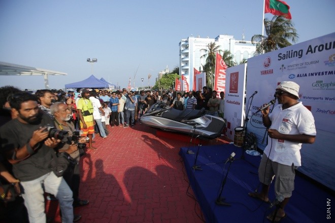 މާޗް 8، 2016: ރާއްޖެ ވަށައި ބުރު ޖެހުމަށް އަބްދުލްގަފޫރު އަލީ (ގައްބެ) ކުރި ދަތުރު ކާމިޔާބުކަމާއެކު ނިންމާލުމަށްފަހު، އެނބުރި މާލެ އައުން-- ސަން ފޮޓޯ/ ފަޔާޒު މުސާ