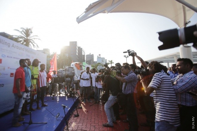 މާޗް 8، 2016: ރާއްޖެ ވަށައި ބުރު ޖެހުމަށް އަބްދުލްގަފޫރު އަލީ (ގައްބެ) ކުރި ދަތުރު ކާމިޔާބުކަމާއެކު ނިންމާލުމަށްފަހު، އެނބުރި މާލެ އައުން-- ސަން ފޮޓޯ/ ފަޔާޒު މުސާ