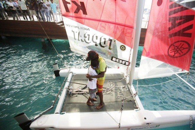 މާޗް 8، 2016: ރާއްޖެ ވަށައި ބުރު ޖެހުމަށް އަބްދުލްގަފޫރު އަލީ (ގައްބެ) ކުރި ދަތުރު ކާމިޔާބުކަމާއެކު ނިންމާލުމަށްފަހު، އެނބުރި މާލެ އައުން-- ސަން ފޮޓޯ/ ފަޔާޒު މުސާ