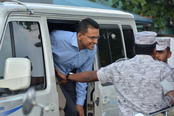 މާޗް 15، 2016: ކާނަލް ރިޓަޔާޑު މުހައްމަދު ނާޒިމް އިސްތިއުނާފު މައްސަލަ ބަލައި ނިންމާ ހުކުން ކުރުން -- ސަން ފޮޓޯ/ފަޔާޒު މޫސާ