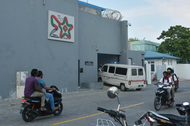 މާޗް 15، 2016: ކާނަލް ރިޓަޔާޑު މުހައްމަދު ނާޒިމް އިސްތިއުނާފު މައްސަލަ ބަލައި ނިންމާ ހުކުން ކުރުން -- ސަން ފޮޓޯ/ފަޔާޒު މޫސާ