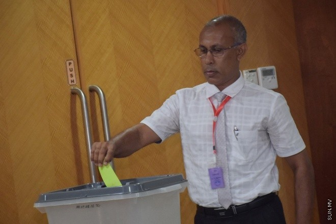 މާޗް 17، 2016: ވޮލީބޯލް އެސޯސިއޭޝަނަށް ރައީސަކު ހޮވުމަށް ބޭއްވުނު އިންތިހާބްގެ ތެރެއިން -- ސަން ފޮޓޯ/ ފަޔާޒު މޫސާ