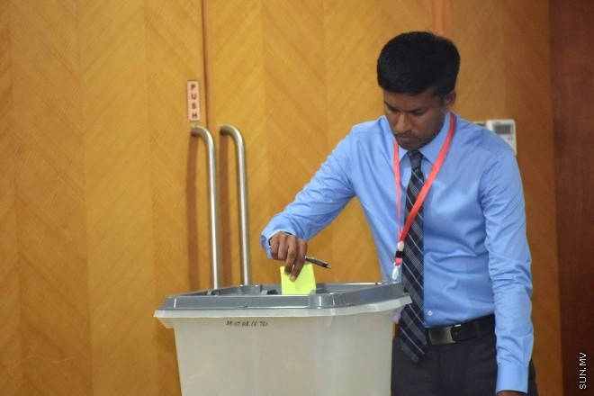 މާޗް 17، 2016: ވޮލީބޯލް އެސޯސިއޭޝަނަށް ރައީސަކު ހޮވުމަށް ބޭއްވުނު އިންތިހާބްގެ ތެރެއިން -- ސަން ފޮޓޯ/ ފަޔާޒު މޫސާ