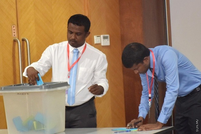 މާޗް 17، 2016: ވޮލީބޯލް އެސޯސިއޭޝަނަށް ރައީސަކު ހޮވުމަށް ބޭއްވުނު އިންތިހާބްގެ ތެރެއިން -- ސަން ފޮޓޯ/ ފަޔާޒު މޫސާ