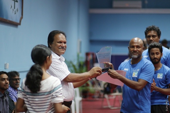 18 މާޗް، 2016: ޓޭބަލް ޓެނިސް އެސޯސިއޭޝަން އޮފް މޯލްޑިވްސް އިން އިންތިޒާމްކޮށްގެން ރާއްޖޭގެ ކުރީގެ މަޝްހޫރު ޓީޓީ ކުޅުންތެރިޔާ ދުންތަރި އިބްރާހީމް މަނިކްގެ ހަނދާނުގައި ކުރިއަށް ގެންދާ ދުންތަރި އިބްރާހީމް މަނިކް މެމޯރިއަލް ޓޭބަލް ޓެނިސް ޗެމްޕިއަންޝިޕް ނިމުން -- ސަން ފޮޓޯ/ފަޔާޒު މޫސާ