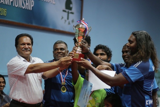 18 މާޗް، 2016: ޓޭބަލް ޓެނިސް އެސޯސިއޭޝަން އޮފް މޯލްޑިވްސް އިން އިންތިޒާމްކޮށްގެން ރާއްޖޭގެ ކުރީގެ މަޝްހޫރު ޓީޓީ ކުޅުންތެރިޔާ ދުންތަރި އިބްރާހީމް މަނިކްގެ ހަނދާނުގައި ކުރިއަށް ގެންދާ ދުންތަރި އިބްރާހީމް މަނިކް މެމޯރިއަލް ޓޭބަލް ޓެނިސް ޗެމްޕިއަންޝިޕް ނިމުން -- ސަން ފޮޓޯ/ފަޔާޒު މޫސާ