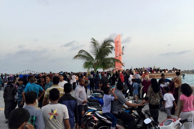 18 މާޗް 2016، ހުކުރު: ސުނާމީ ބިނާ މައިޒާން ބަލައިލުމަށް ހުކުރު ދުވަހު ގިނަ ބަޔަކުވަނީ އެސަރަހައްދަށް އެއްވެފައި-- ސަން ފޮޓޯ: އަހްމަދު މުޖްތަބާ