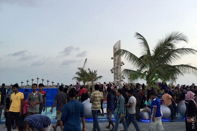 18 މާޗް 2016، ހުކުރު: ސުނާމީ ބިނާ މައިޒާން ބަލައިލުމަށް ހުކުރު ދުވަހު ގިނަ ބަޔަކުވަނީ އެސަރަހައްދަށް އެއްވެފައި-- ސަން ފޮޓޯ: އަހްމަދު މުޖްތަބާ
