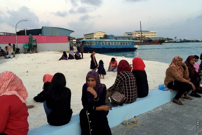 18 މާޗް 2016، ހުކުރު: ސުނާމީ ބިނާ މައިޒާން ބަލައިލުމަށް ހުކުރު ދުވަހު ގިނަ ބަޔަކުވަނީ އެސަރަހައްދަށް އެއްވެފައި-- ސަން ފޮޓޯ: އަހްމަދު މުޖްތަބާ