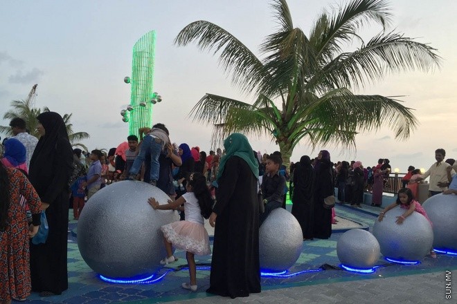 18 މާޗް 2016، ހުކުރު: ސުނާމީ ބިނާ މައިޒާން ބަލައިލުމަށް ހުކުރު ދުވަހު ގިނަ ބަޔަކުވަނީ އެސަރަހައްދަށް އެއްވެފައި-- ސަން ފޮޓޯ: އަހްމަދު މުޖްތަބާ