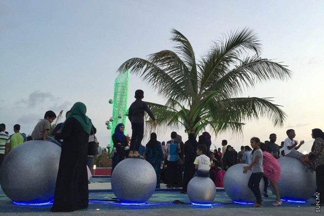 18 މާޗް 2016، ހުކުރު: ސުނާމީ ބިނާ މައިޒާން ބަލައިލުމަށް ހުކުރު ދުވަހު ގިނަ ބަޔަކުވަނީ އެސަރަހައްދަށް އެއްވެފައި-- ސަން ފޮޓޯ: އަހްމަދު މުޖްތަބާ