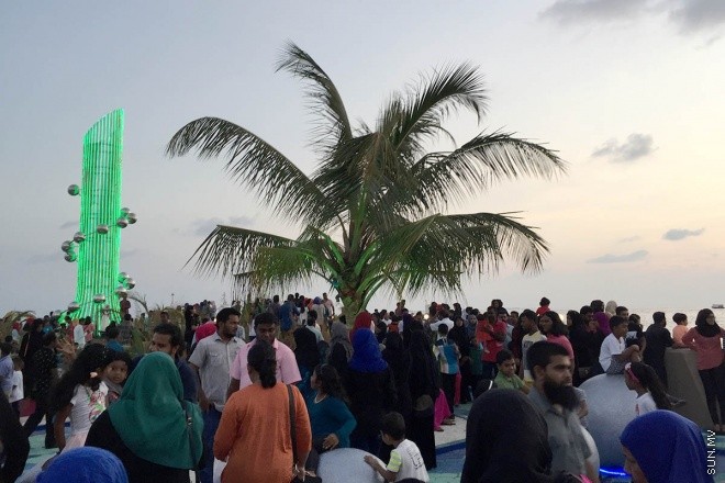 18 މާޗް 2016، ހުކުރު: ސުނާމީ ބިނާ މައިޒާން ބަލައިލުމަށް ހުކުރު ދުވަހު ގިނަ ބަޔަކުވަނީ އެސަރަހައްދަށް އެއްވެފައި-- ސަން ފޮޓޯ: އަހްމަދު މުޖްތަބާ