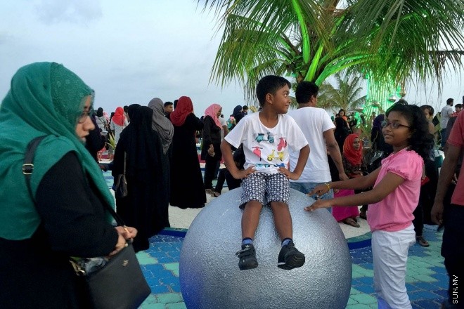 18 މާޗް 2016، ހުކުރު: ސުނާމީ ބިނާ މައިޒާން ބަލައިލުމަށް ހުކުރު ދުވަހު ގިނަ ބަޔަކުވަނީ އެސަރަހައްދަށް އެއްވެފައި-- ސަން ފޮޓޯ: އަހްމަދު މުޖްތަބާ