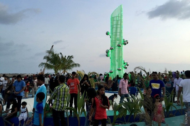 18 މާޗް 2016، ހުކުރު: ސުނާމީ ބިނާ މައިޒާން ބަލައިލުމަށް ހުކުރު ދުވަހު ގިނަ ބަޔަކުވަނީ އެސަރަހައްދަށް އެއްވެފައި-- ސަން ފޮޓޯ: އަހްމަދު މުޖްތަބާ