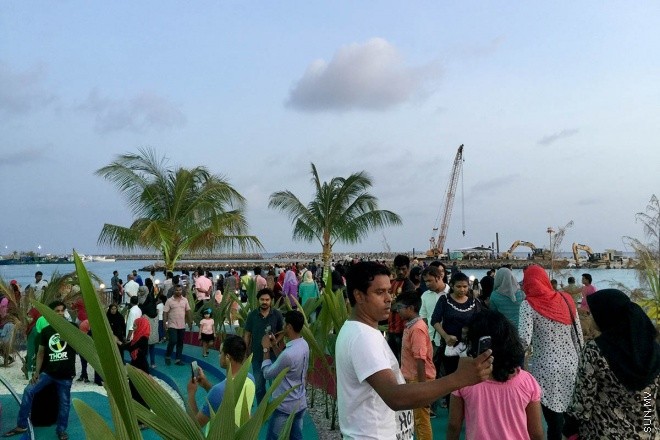 18 މާޗް 2016، ހުކުރު: ސުނާމީ ބިނާ މައިޒާން ބަލައިލުމަށް ހުކުރު ދުވަހު ގިނަ ބަޔަކުވަނީ އެސަރަހައްދަށް އެއްވެފައި-- ސަން ފޮޓޯ: އަހްމަދު މުޖްތަބާ