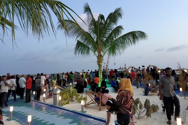 18 މާޗް 2016، ހުކުރު: ސުނާމީ ބިނާ މައިޒާން ބަލައިލުމަށް ހުކުރު ދުވަހު ގިނަ ބަޔަކުވަނީ އެސަރަހައްދަށް އެއްވެފައި-- ސަން ފޮޓޯ: އަހްމަދު މުޖްތަބާ