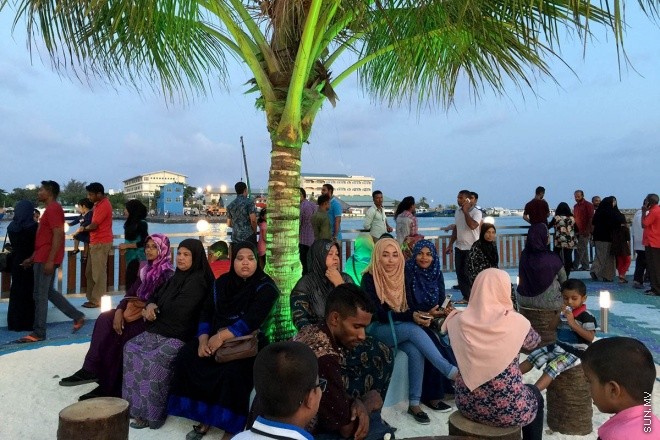 18 މާޗް 2016، ހުކުރު: ސުނާމީ ބިނާ މައިޒާން ބަލައިލުމަށް ހުކުރު ދުވަހު ގިނަ ބަޔަކުވަނީ އެސަރަހައްދަށް އެއްވެފައި-- ސަން ފޮޓޯ: އަހްމަދު މުޖްތަބާ