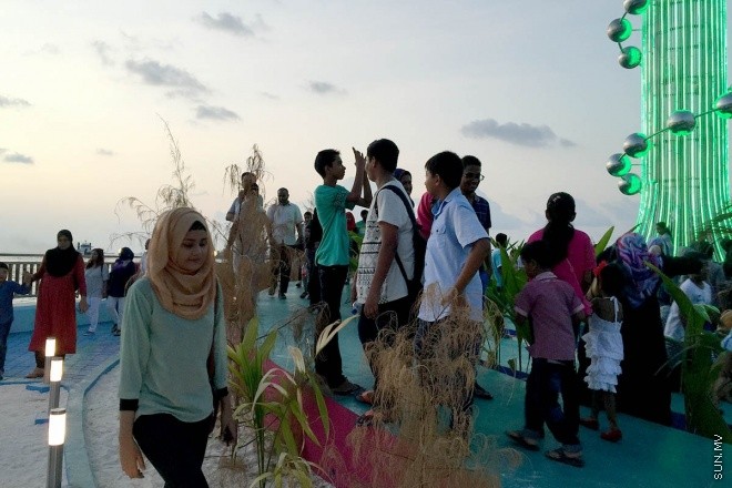 18 މާޗް 2016، ހުކުރު: ސުނާމީ ބިނާ މައިޒާން ބަލައިލުމަށް ހުކުރު ދުވަހު ގިނަ ބަޔަކުވަނީ އެސަރަހައްދަށް އެއްވެފައި-- ސަން ފޮޓޯ: އަހްމަދު މުޖްތަބާ