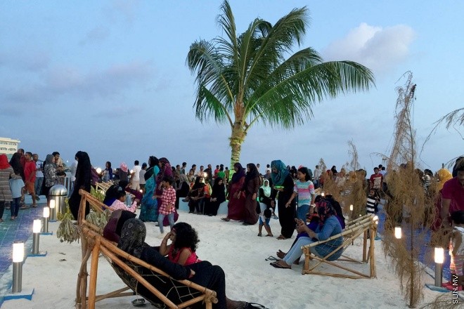 18 މާޗް 2016، ހުކުރު: ސުނާމީ ބިނާ މައިޒާން ބަލައިލުމަށް ހުކުރު ދުވަހު ގިނަ ބަޔަކުވަނީ އެސަރަހައްދަށް އެއްވެފައި-- ސަން ފޮޓޯ: އަހްމަދު މުޖްތަބާ