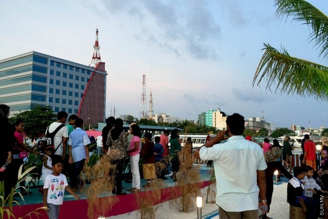 18 މާޗް 2016، ހުކުރު: ސުނާމީ ބިނާ މައިޒާން ބަލައިލުމަށް ހުކުރު ދުވަހު ގިނަ ބަޔަކުވަނީ އެސަރަހައްދަށް އެއްވެފައި-- ސަން ފޮޓޯ: އަހްމަދު މުޖްތަބާ