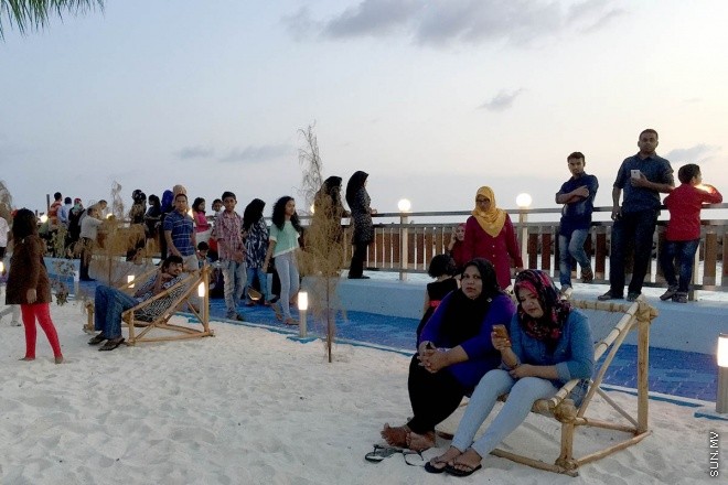 18 މާޗް 2016، ހުކުރު: ސުނާމީ ބިނާ މައިޒާން ބަލައިލުމަށް ހުކުރު ދުވަހު ގިނަ ބަޔަކުވަނީ އެސަރަހައްދަށް އެއްވެފައި-- ސަން ފޮޓޯ: އަހްމަދު މުޖްތަބާ