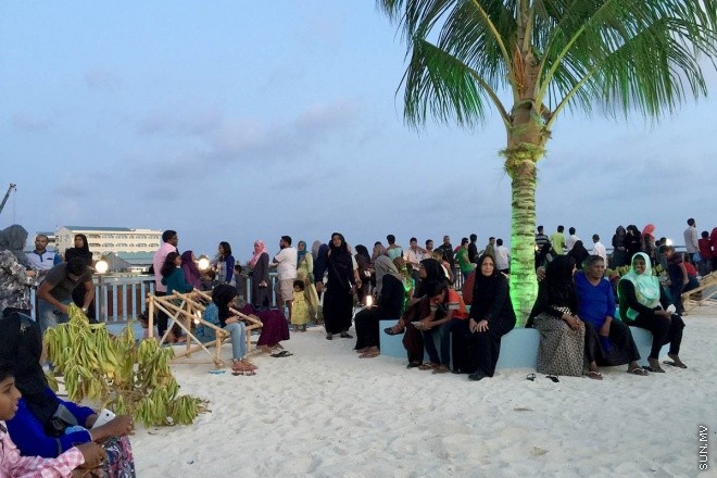 18 މާޗް 2016، ހުކުރު: ސުނާމީ ބިނާ މައިޒާން ބަލައިލުމަށް ހުކުރު ދުވަހު ގިނަ ބަޔަކުވަނީ އެސަރަހައްދަށް އެއްވެފައި-- ސަން ފޮޓޯ: އަހްމަދު މުޖްތަބާ