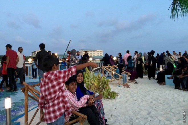 18 މާޗް 2016، ހުކުރު: ސުނާމީ ބިނާ މައިޒާން ބަލައިލުމަށް ހުކުރު ދުވަހު ގިނަ ބަޔަކުވަނީ އެސަރަހައްދަށް އެއްވެފައި-- ސަން ފޮޓޯ: އަހްމަދު މުޖްތަބާ