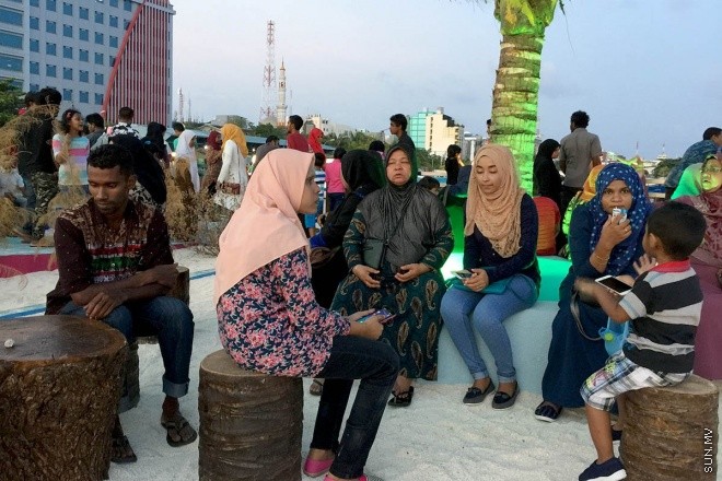 18 މާޗް 2016، ހުކުރު: ސުނާމީ ބިނާ މައިޒާން ބަލައިލުމަށް ހުކުރު ދުވަހު ގިނަ ބަޔަކުވަނީ އެސަރަހައްދަށް އެއްވެފައި-- ސަން ފޮޓޯ: އަހްމަދު މުޖްތަބާ