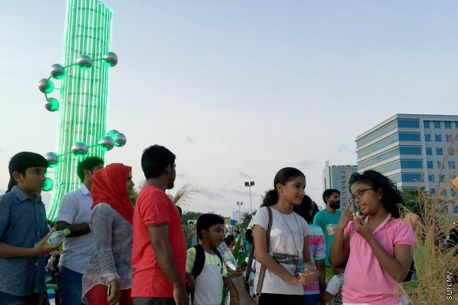 18 މާޗް 2016، ހުކުރު: ސުނާމީ ބިނާ މައިޒާން ބަލައިލުމަށް ހުކުރު ދުވަހު ގިނަ ބަޔަކުވަނީ އެސަރަހައްދަށް އެއްވެފައި-- ސަން ފޮޓޯ: އަހްމަދު މުޖްތަބާ