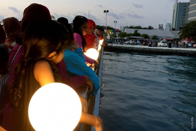 18 މާޗް 2016، ހުކުރު: ސުނާމީ ބިނާ މައިޒާން ބަލައިލުމަށް ހުކުރު ދުވަހު ގިނަ ބަޔަކުވަނީ އެސަރަހައްދަށް އެއްވެފައި-- ސަން ފޮޓޯ: އަހްމަދު މުޖްތަބާ