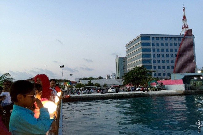 18 މާޗް 2016، ހުކުރު: ސުނާމީ ބިނާ މައިޒާން ބަލައިލުމަށް ހުކުރު ދުވަހު ގިނަ ބަޔަކުވަނީ އެސަރަހައްދަށް އެއްވެފައި-- ސަން ފޮޓޯ: އަހްމަދު މުޖްތަބާ