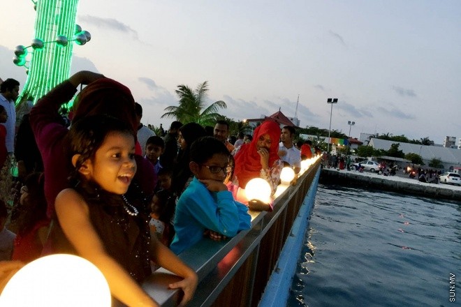 18 މާޗް 2016، ހުކުރު: ސުނާމީ ބިނާ މައިޒާން ބަލައިލުމަށް ހުކުރު ދުވަހު ގިނަ ބަޔަކުވަނީ އެސަރަހައްދަށް އެއްވެފައި-- ސަން ފޮޓޯ: އަހްމަދު މުޖްތަބާ