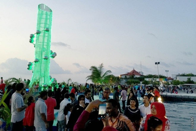 18 މާޗް 2016، ހުކުރު: ސުނާމީ ބިނާ މައިޒާން ބަލައިލުމަށް ހުކުރު ދުވަހު ގިނަ ބަޔަކުވަނީ އެސަރަހައްދަށް އެއްވެފައި-- ސަން ފޮޓޯ: އަހްމަދު މުޖްތަބާ