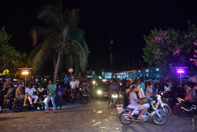 މާޗް 19، 2016: ދިރާގުން ސެމްސަންގް އެސް7 އަދި އެސް7 އެޖް ގެ ފޯނު ރާއްޖޭގެ މާކެޓަށް ނެރުމަށް ބޭއްވި ކުލަގަދަ ރަސްމިއްޔާތުގެ ތެރެއިން -- ސަން ފޮޓޯ/ފަޔާޒު މޫސާ