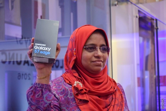 މާޗް 19، 2016: ދިރާގުން ސެމްސަންގް އެސް7 އަދި އެސް7 އެޖް ގެ ފޯނު ރާއްޖޭގެ މާކެޓަށް ނެރުމަށް ބޭއްވި ކުލަގަދަ ރަސްމިއްޔާތުގެ ތެރެއިން -- ސަން ފޮޓޯ/ފަޔާޒު މޫސާ