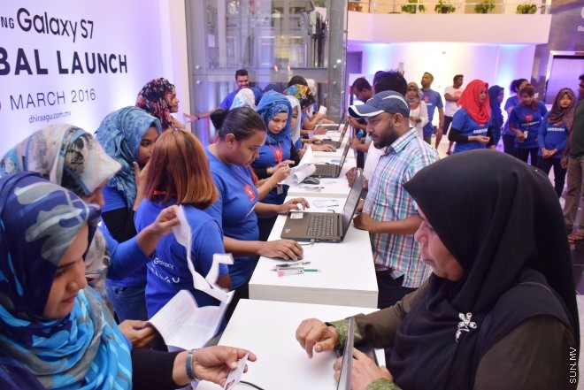 މާޗް 19، 2016: ދިރާގުން ސެމްސަންގް އެސް7 އަދި އެސް7 އެޖް ގެ ފޯނު ރާއްޖޭގެ މާކެޓަށް ނެރުމަށް ބޭއްވި ކުލަގަދަ ރަސްމިއްޔާތުގެ ތެރެއިން -- ސަން ފޮޓޯ/ފަޔާޒު މޫސާ