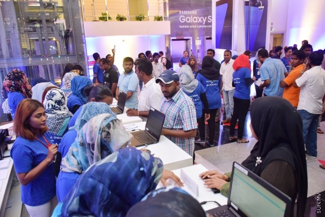 މާޗް 19، 2016: ދިރާގުން ސެމްސަންގް އެސް7 އަދި އެސް7 އެޖް ގެ ފޯނު ރާއްޖޭގެ މާކެޓަށް ނެރުމަށް ބޭއްވި ކުލަގަދަ ރަސްމިއްޔާތުގެ ތެރެއިން -- ސަން ފޮޓޯ/ފަޔާޒު މޫސާ